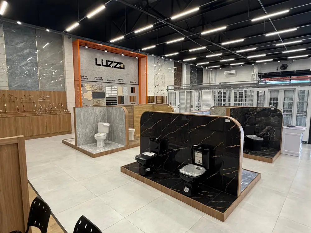 Showroom com painéis de amostras de pisos